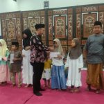 FOTO: Manager PLN UP3 Madura, Fahmi Fahresi, menyerahkan santunan kepada anak yatim dalam acara buka puasa bersama di ruang aula Trunojoyo, Pamekasan, Rabu (19/3/2025).