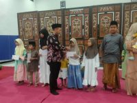 FOTO: Manager PLN UP3 Madura, Fahmi Fahresi, menyerahkan santunan kepada anak yatim dalam acara buka puasa bersama di ruang aula Trunojoyo, Pamekasan, Rabu (19/3/2025).