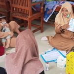 FOTO: Petugas Puskesmas Kangayan, memberikan edukasi kepada warga tentang gejala penyakit difteri dan cara mencegahnya. (Ist/wartazone.com)
