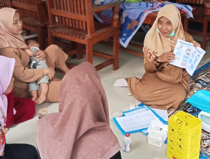 FOTO: Petugas Puskesmas Kangayan, memberikan edukasi kepada warga tentang gejala penyakit difteri dan cara mencegahnya. (Ist/wartazone.com)