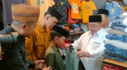 FOTO: Komunitas Jurnalis Sumenep (KJS) dan Wakil Bupati Sumenep Kiai Imam Hasyim mengajak puluhan anak yatim berbelanja pakaian lebaran bersama di toko DNR Collection, Jumat, 21 Maret 2025.