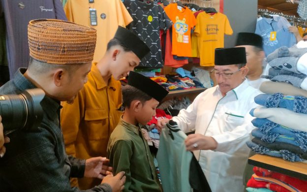 FOTO: Komunitas Jurnalis Sumenep (KJS) dan Wakil Bupati Sumenep Kiai Imam Hasyim mengajak puluhan anak yatim berbelanja pakaian lebaran bersama di toko DNR Collection, Jumat, 21 Maret 2025.