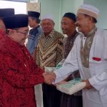 FOTO: Wakil Bupati Sumenep KH. Imam Hasyim saat penyaluran zakat fitrah secara simbolis, di Masjid Sumekar Pemkab Sumenep, Jumat (21 Maret 2025).