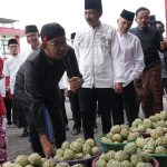 FOTO: Bupati Sumenep H. Achmad Fauzi Wongsojudo di sela-sela kegiatan festival srikaya 2025, di Kantor Bupati, Jumat (14/03/2025) sore.