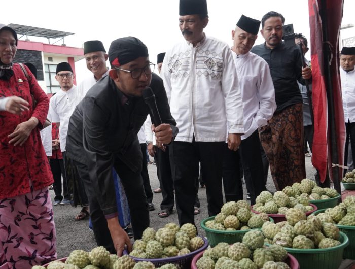 FOTO: Bupati Sumenep H. Achmad Fauzi Wongsojudo di sela-sela kegiatan festival srikaya 2025, di Kantor Bupati, Jumat (14/03/2025) sore.