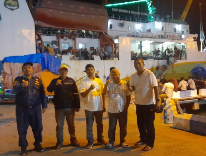 FOTO: Direktur Operasional PT Sumekar Line, Imam Molyadi, meninjau pemberangkatan mudik gratis jurusan Kalianget-Sapeken pada Selasa (25 Maret 2025).