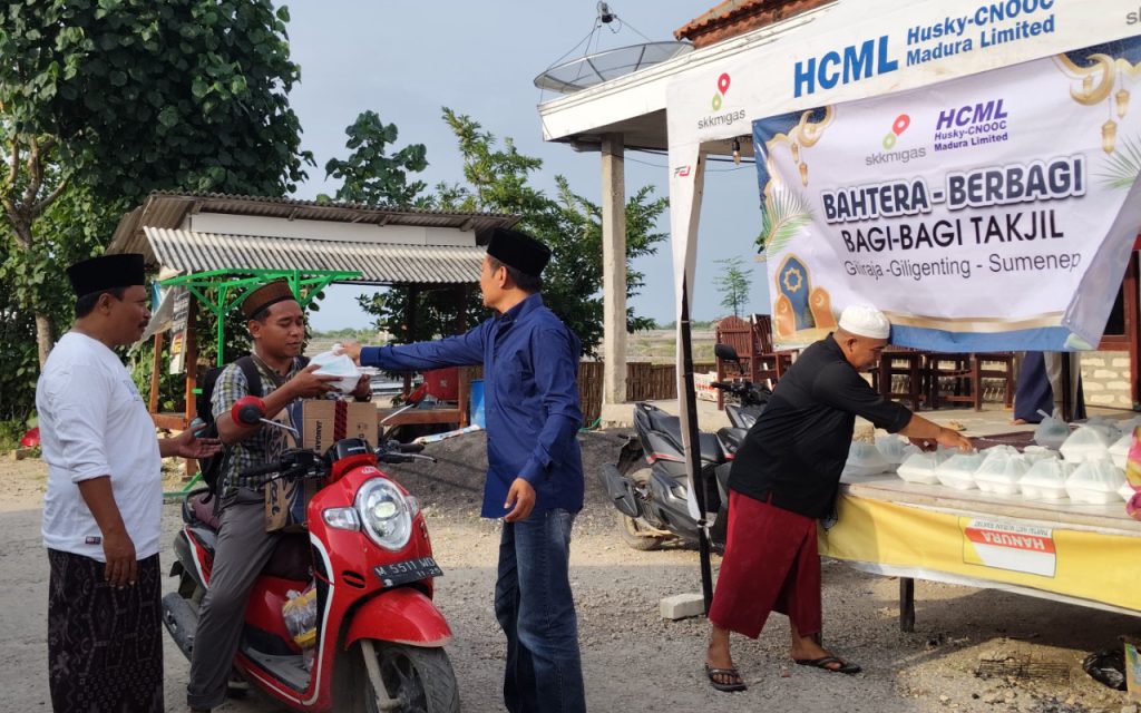 HCML Berbagi Kebahagiaan di Bulan Ramadan, Bagikan Takjil ke Pengendara di Pulau Giliraja