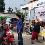 FOTO: Pengurus Bahtera saat membagikan ratusan paket takjil gratis kepada pengendara yang melintas di depan Sekretariat Bahtera, Desa Banbaru, Pulau Giliraja. Rabu (26 Maret 2025).