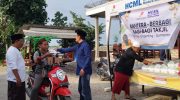 FOTO: Pengurus Bahtera saat membagikan ratusan paket takjil gratis kepada pengendara yang melintas di depan Sekretariat Bahtera, Desa Banbaru, Pulau Giliraja. Rabu (26 Maret 2025).