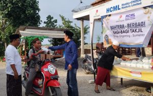 HCML Berbagi Kebahagiaan di Bulan Ramadan, Bagikan Takjil ke Pengendara di Pulau Giliraja