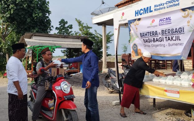 FOTO: Pengurus Bahtera saat membagikan ratusan paket takjil gratis kepada pengendara yang melintas di depan Sekretariat Bahtera, Desa Banbaru, Pulau Giliraja. Rabu (26 Maret 2025).
