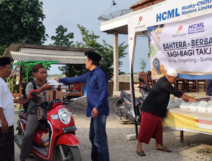 FOTO: Pengurus Bahtera saat membagikan ratusan paket takjil gratis kepada pengendara yang melintas di depan Sekretariat Bahtera, Desa Banbaru, Pulau Giliraja. Rabu (26 Maret 2025).