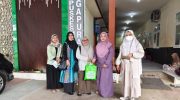 FOTO: Kepala Dinas Kesehatan, Pengendalian Penduduk, dan Keluarga Berencana (Dinkes P2KB) Sumenep drg. Ellya Fardasah, M.Kes (tengah) bersama tim, saat mengunjungi sejumlah Puskesmas di wilayah daratan.