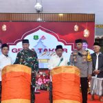 FOTO: Wakil Bupati Sumenep KH. Imam Hasyim (tengah baju putih) bersama jajaran Forkopimda memukul beduk saat Gema Takbir menyambut hari kemenangan Idulfitri 1 Syawal 1446 H, di Pendopo Agung Keraton Sumenep. (foto: istimewa)