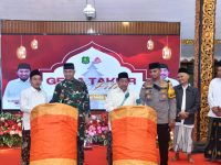 FOTO: Wakil Bupati Sumenep KH. Imam Hasyim (tengah baju putih) bersama jajaran Forkopimda memukul beduk saat Gema Takbir menyambut hari kemenangan Idulfitri 1 Syawal 1446 H, di Pendopo Agung Keraton Sumenep. (foto: istimewa)