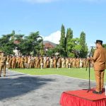 FOTO: Bupati Sumenep H. Achmad Fauzi Wongsojudo saat memimpin apel gabungan setelah libur lebaran Idulfitri 1446 H, di halaman Kantor Bupati, Selasa (8 April 2025).