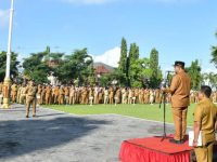 FOTO: Bupati Sumenep H. Achmad Fauzi Wongsojudo saat memimpin apel gabungan setelah libur lebaran Idulfitri 1446 H, di halaman Kantor Bupati, Selasa (8 April 2025).