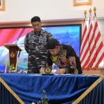 FOTO: Bupati Sumenep Achmad Fauzi Wongsojudo saat Penandatanganan Naskah Perjanjian Hibah Daerah (NPHD) dan Berita Acara Serah Terima (BAST), di Lounge Majapahit Mako Koarmada II Surabaya, Kamis (10 April 2025).