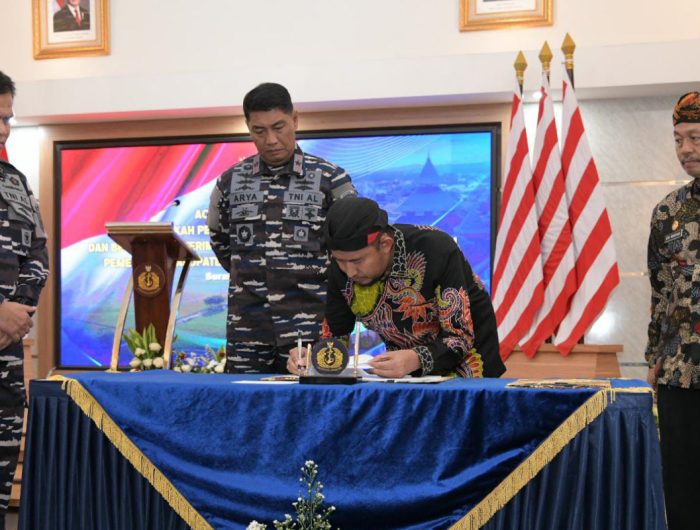 FOTO: Bupati Sumenep Achmad Fauzi Wongsojudo saat Penandatanganan Naskah Perjanjian Hibah Daerah (NPHD) dan Berita Acara Serah Terima (BAST), di Lounge Majapahit Mako Koarmada II Surabaya, Kamis (10 April 2025).