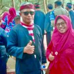 FOTO: Direktur Utama BPRS Bhakti Sumekar, H. Hairil Fajar bersama istri saat menghadiri Festival Ketupat 2025 yang digelar di Pantai Slopeng, Kecamatan Dasuk, Kabupaten Sumenep. Senin (7/4/2025).