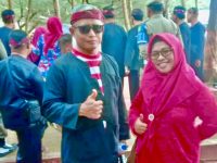 FOTO: Direktur Utama BPRS Bhakti Sumekar, H. Hairil Fajar bersama istri saat menghadiri Festival Ketupat 2025 yang digelar di Pantai Slopeng, Kecamatan Dasuk, Kabupaten Sumenep. Senin (7/4/2025).