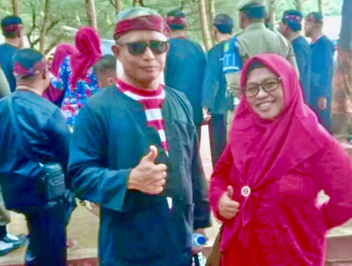 FOTO: Direktur Utama BPRS Bhakti Sumekar, H. Hairil Fajar bersama istri saat menghadiri Festival Ketupat 2025 yang digelar di Pantai Slopeng, Kecamatan Dasuk, Kabupaten Sumenep. Senin (7/4/2025).