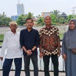 FOTO: Tiga warga Tapakerbau Desa Gersik Putih, Gapura, Sumenep, saat memenuhi panggilan Direktorat Reserse Kriminal Umum Polda Jatim untuk memberikan keterangan terkait laut yang ber-SHM, didampingi penasihat hukum Gerakan Masyarakat Tolak Reklamasi (Gema Aksi), Marlaf Sucipto.