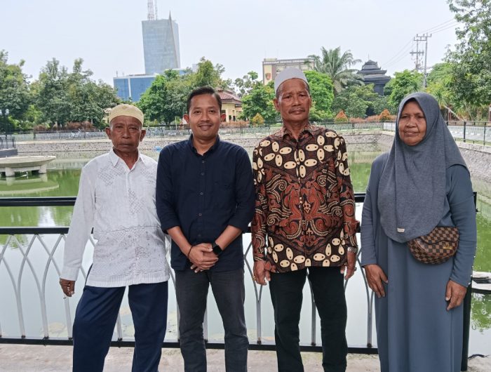 FOTO: Tiga warga Tapakerbau Desa Gersik Putih, Gapura, Sumenep, saat memenuhi panggilan Direktorat Reserse Kriminal Umum Polda Jatim untuk memberikan keterangan terkait laut yang ber-SHM, didampingi penasihat hukum Gerakan Masyarakat Tolak Reklamasi (Gema Aksi), Marlaf Sucipto.