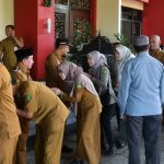 AKRAB: Prosesi bersalaman satu per satu antara Bupati, Wakil Bupati, pimpinan OPD, dan seluruh pegawai saat halalbihalal pada hari pertama masuk kerja pasca-libur Hari Raya Idulfitri 1446 Hijriah.