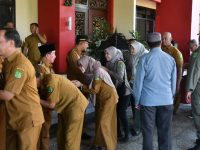 AKRAB: Prosesi bersalaman satu per satu antara Bupati, Wakil Bupati, pimpinan OPD, dan seluruh pegawai saat halalbihalal pada hari pertama masuk kerja pasca-libur Hari Raya Idulfitri 1446 Hijriah.