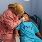 FOTO: Tenaga medis saat melakukan pemeriksaan kesehatan gigi pasien di Puskesmas Nonggunong Kabupaten Sumenep. (Ist/wartazone.com)