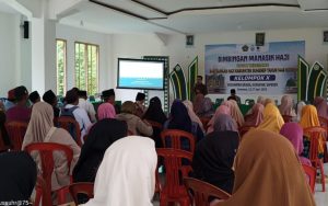 FOTO: dr. Hanif Adhar saat menjadi pemateri bidang kesehatan dalam kegiatan Bimbingan Manasik Haji Tingkat Kecamatan yang digelar pada Kamis, 17 April 2025.