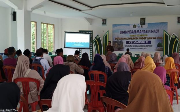 FOTO: dr. Hanif Adhar saat menjadi pemateri bidang kesehatan dalam kegiatan Bimbingan Manasik Haji Tingkat Kecamatan yang digelar pada Kamis, 17 April 2025.