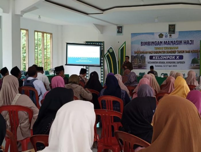 FOTO: dr. Hanif Adhar saat menjadi pemateri bidang kesehatan dalam kegiatan Bimbingan Manasik Haji Tingkat Kecamatan yang digelar pada Kamis, 17 April 2025.