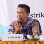 FOTO: Kepala Dinas PMD Kabupaten Sumenep, Anwar Syahroni Yusuf, saat menjadi pembicara dalam dialog publik yang digelar Forum Lintas Tokoh Giliraja. Minggu (20 April 2025).