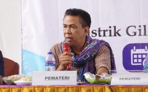 FOTO: Kepala Dinas PMD Kabupaten Sumenep, Anwar Syahroni Yusuf, saat menjadi pembicara dalam dialog publik yang digelar Forum Lintas Tokoh Giliraja. Minggu (20 April 2025).