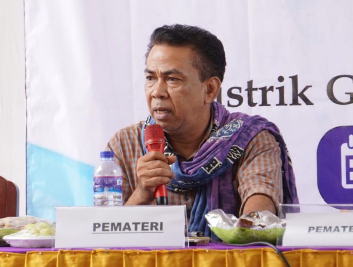 FOTO: Kepala Dinas PMD Kabupaten Sumenep, Anwar Syahroni Yusuf, saat menjadi pembicara dalam dialog publik yang digelar Forum Lintas Tokoh Giliraja. Minggu (20 April 2025).