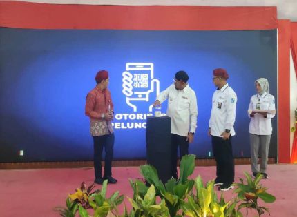 FOTO: Bupati Sumenep Achmad Fauzi Wongsojudo bersama direktur utama BPRS Bhakti Sumekar dan OJK saat launching BBS sekolah. (Foto: Istimewa)
