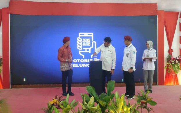 FOTO: Bupati Sumenep Achmad Fauzi Wongsojudo bersama direktur utama BPRS Bhakti Sumekar dan OJK saat launching BBS sekolah. (Foto: Istimewa)