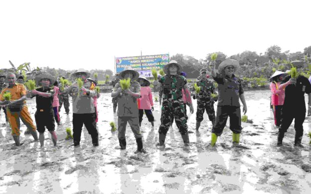 FOTO: Pj Bupati Pamekasan Masrukin bersama Forkopimda menanam jagung secara simbolis di Dusun Batu Putih, Desa Larangan Dalam, Kecamatan Larangan, Kabupaten Pamekasan.
