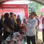 FOTO: Pj Bupati Pamekasan Masrukin meninjau salah satu stan Pasar Tani Galak di BPP Pakong.