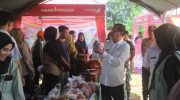 FOTO: Pj Bupati Pamekasan Masrukin meninjau salah satu stan Pasar Tani Galak di BPP Pakong.