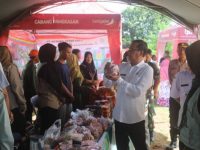 FOTO: Pj Bupati Pamekasan Masrukin meninjau salah satu stan Pasar Tani Galak di BPP Pakong.