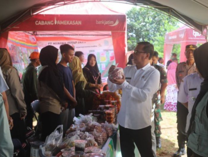 FOTO: Pj Bupati Pamekasan Masrukin meninjau salah satu stan Pasar Tani Galak di BPP Pakong.