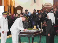 FOTO: Bupati Pamekasan terpilih, KH. Kholilurrahman menandatangani berita acara pelantikan disaksikan Gubernur Jawa Timur Khofifah Indar Parawansa di Gedung Negara Grahadi, Surabaya, Rabu (19/3/2025) malam.