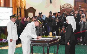 FOTO: Bupati Pamekasan terpilih, KH. Kholilurrahman menandatangani berita acara pelantikan disaksikan Gubernur Jawa Timur Khofifah Indar Parawansa di Gedung Negara Grahadi, Surabaya, Rabu (19/3/2025) malam.