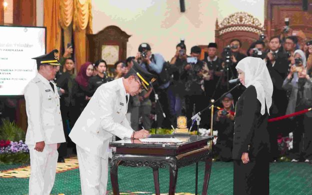 FOTO: Bupati Pamekasan terpilih, KH. Kholilurrahman menandatangani berita acara pelantikan disaksikan Gubernur Jawa Timur Khofifah Indar Parawansa di Gedung Negara Grahadi, Surabaya, Rabu (19/3/2025) malam.