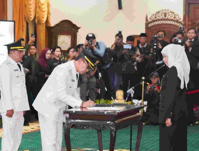 FOTO: Bupati Pamekasan terpilih, KH. Kholilurrahman menandatangani berita acara pelantikan disaksikan Gubernur Jawa Timur Khofifah Indar Parawansa di Gedung Negara Grahadi, Surabaya, Rabu (19/3/2025) malam.