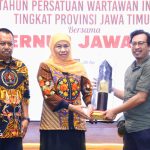 FOTO: Gubernur Jatim Khofifah Indar Parawansa saat menerima penghargaan PWI Jatim Award 2025 sebagai Tokoh Ekonomi Regional dari Persatuan Wartawan Indonesia (PWI) Jatim.