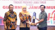 FOTO: Gubernur Jatim Khofifah Indar Parawansa saat menerima penghargaan PWI Jatim Award 2025 sebagai Tokoh Ekonomi Regional dari Persatuan Wartawan Indonesia (PWI) Jatim.